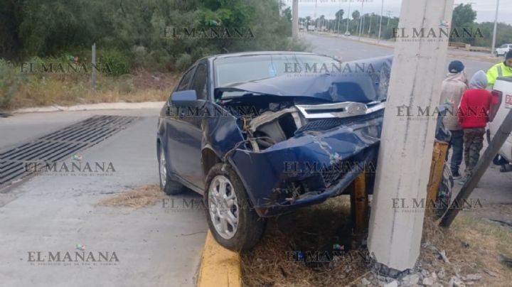 Conductor 'fantasma' destroza su carro al estrellarse brutalmente con poste de CFE en la Carretera Nacional