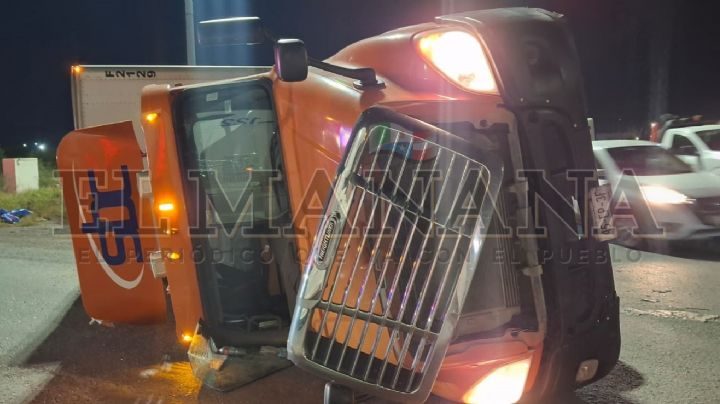 Trailero se salva de milagro tras volcadura en la Carretera a Piedras Negras, en Nuevo Laredo