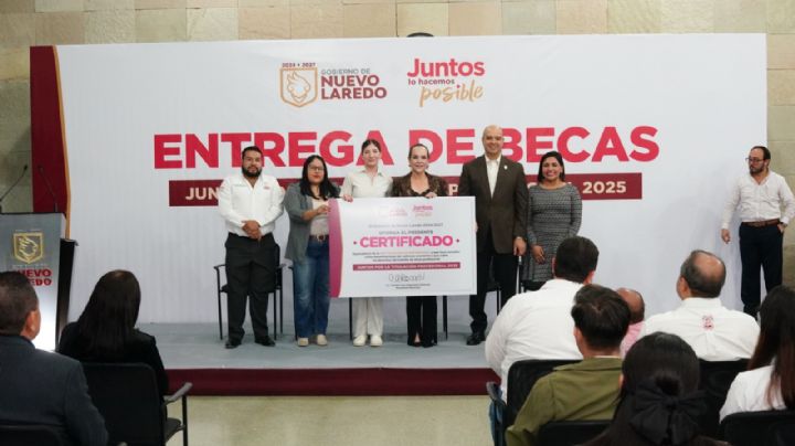 Alcaldesa de Nuevo Laredo entrega 300 becas para impulsar la titulación profesional
