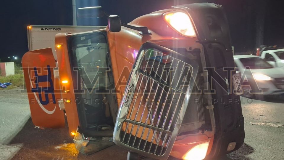 La unidad y la caja quedaron atravesadas en uno de los carriles, por lo que autoridades viales tuvieron que desviar el tráfico