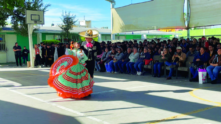 Reconocen a 120 alumnos por promedios más altos de la Escuela Secundaria General 10