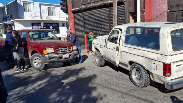 Mujer y abuelo chocan sus camionetas en Nuevo Laredo; ambos dijeron tener semáforo en verde