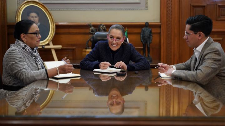 Sostiene Sheinbaum llamada telefónica con el papa León XIV; lo invita a visitar México