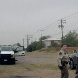 Laredo: empleado postal choca en la Carretera 83 Sur; salió expulsado de su auto de trabajo