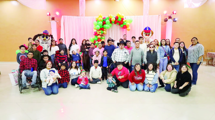 Dr. Sonrisas brinda jornada de alegría; integrantes sorprenden a 200 personas