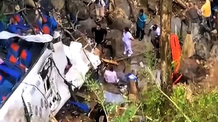 Autobús escolar cae a barranco; 16 estudiantes mueren y 20 resultan gravemente heridos | VIDEO