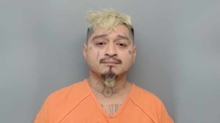 Bomberos intentan salvar a hombre ensangrentado y les responde con patadas y amenazas