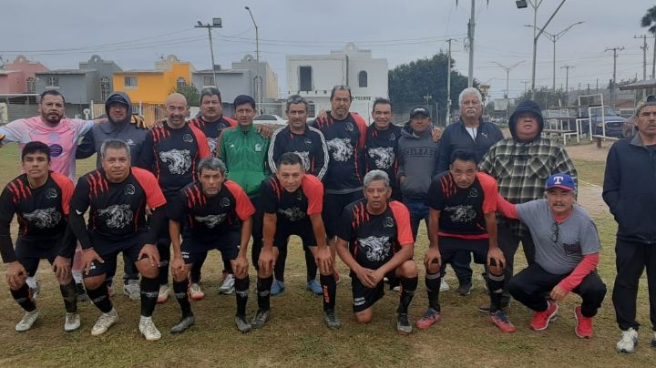 Lobos Negros golean a Médicos y siguen sumando triunfos en la Independiente Colosso Veteranos