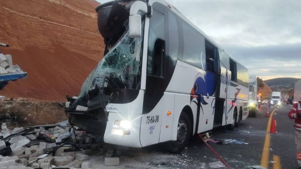 Fatal accidente en la autopista Cuacnopalan-Oaxaca cobra la vida de 2 mujeres; hay al menos 20 heridos