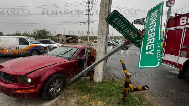 Judith estrella su Mustang contra poste de la CFE en Nuevo Laredo; perdió el control del vehículo