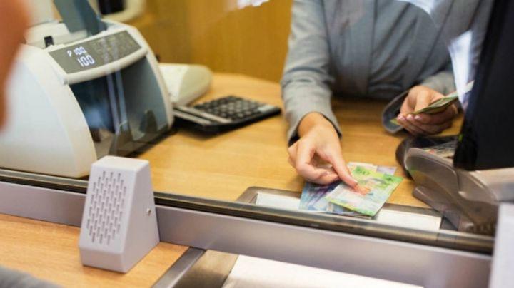 Detienen a cajera de banco en Nuevo León por robar a los clientes; deberá pagar miles de pesos