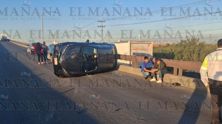 ¡Casi se lo lleva el tráiler!; conductor de DiDi vuelca en Carretera Anáhuac por trailero imprudente