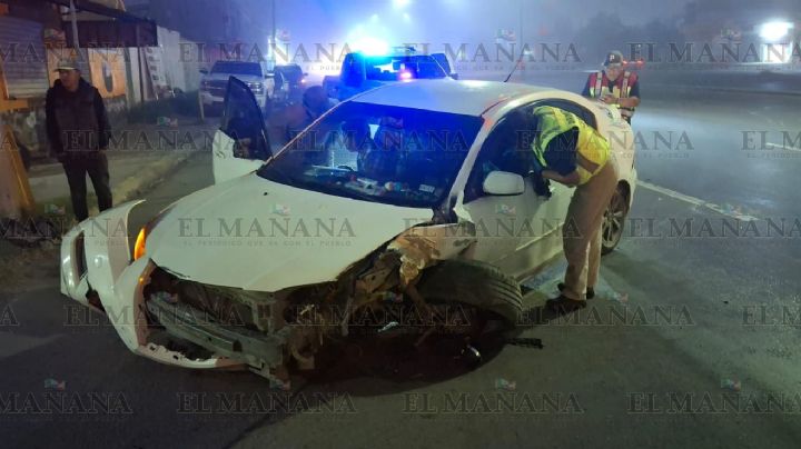 Niebla provoca fuerte choque; mujer estrelló su Mazda contra muros en Calzada de los Héroes