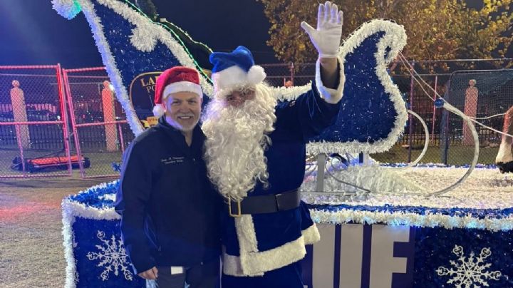 Blue Santa llega a Sames Auto Arena; Policía de Laredo reparte juguetes a más de 2 mil niños | VIDEO