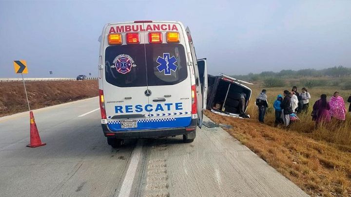 Camioneta se vuelca rumbo a Nuevo Laredo; pasajeros iban a tramitar su Visa americana al Consulado