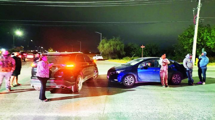 Mujer se 'vuela' la luz roja y se estampa con camioneta en el bulevar Colosio en Nuevo Laredo