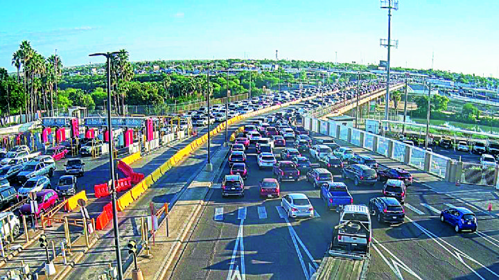 Abre Laredo más casetas en Puente II; reduce atorón en filas