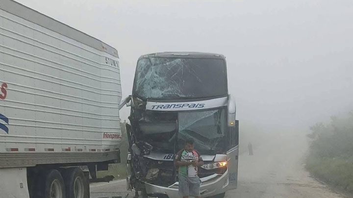 Autobús de pasajeros Transpaís y tráiler chocan fuertemente en Tamaulipas; culpan a la neblina