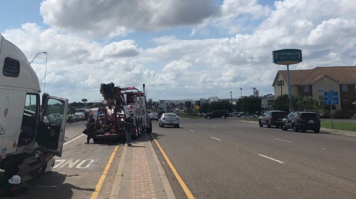 Conductor de Chevrolet se mete bajo la caja de un tráiler en severo accidente en Laredo