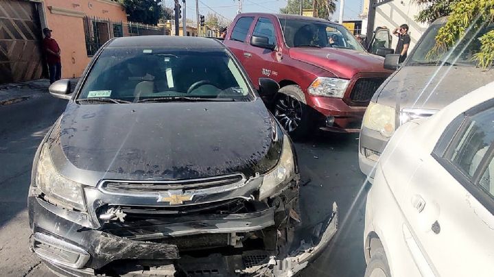 ¡Megacarambola en la calle Venezuela!; conductor se brinca un rojo y se despedazan 6 vehículos