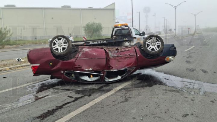 Auto de Texas vuelca en avenida Monterrey; auto queda totalmente destrozado | VIDEO