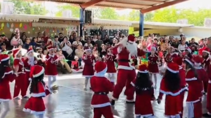 Maestro se disfraza de Santa Claus y saca los pasos prohibidos en festival de Navidad; ¡lo dio todo! | VIDEO