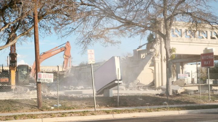 Derrumban antigua plaza Barkley y desmontan asta bandera de la avenida San Darío