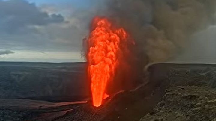 En plena Navidad, volcán lanza 'ríos' de lava de hasta 30 metros de altura | VIDEO