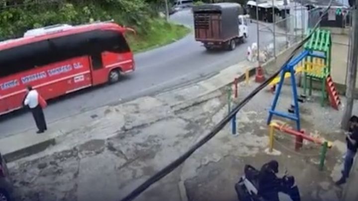Autobús con 25 pasajeros cae a un abismo tras chocar con camión; transportaba un toro