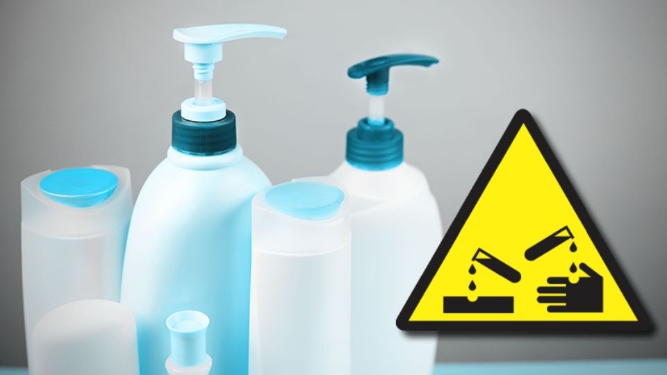 El hombre, en completo estado de ebriedad, se vació el contenido de las botellas, las cuales interactuaron con el agua de la ducha