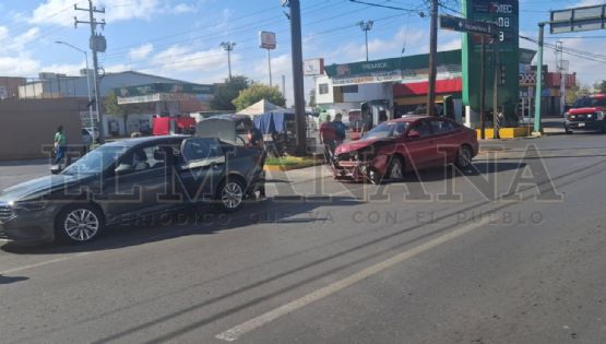 Fuerte choque en el centro de Nuevo Laredo; conductor de DiDi ignora semáforo en rojo