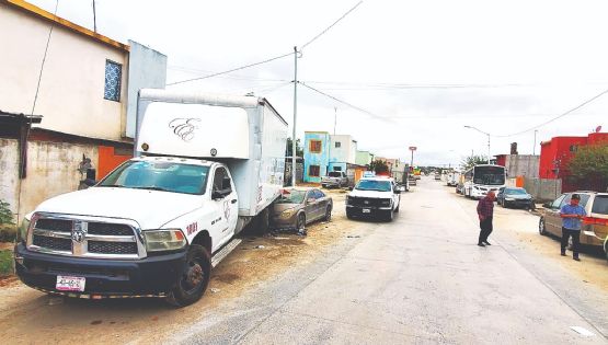 Cafre al volante se estrella con camión y auto estacionado en la colonia Los Olivos 2; desapareció
