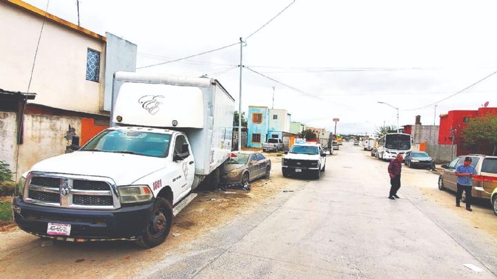 Cafre al volante se estrella con camión y auto estacionado en la colonia Los Olivos 2; desapareció