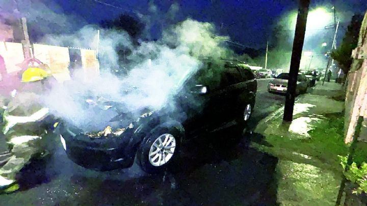 Camioneta arde en llamas y causa pánico en el centro de Nuevo Laredo; conductor se salvó de milagro
