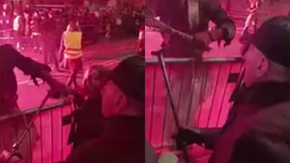 A 'bastonazos' hombre de la tercera edad ataca a participantes de un desfile navideño; estaba asustado