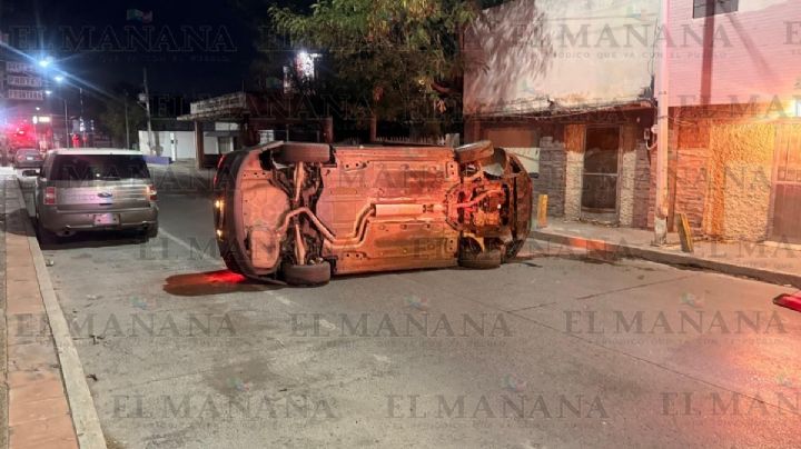 Conductor de Malibú vuelca en Obregón y Zaragoza en Nuevo Laredo; deja cuantiosos daños materiales