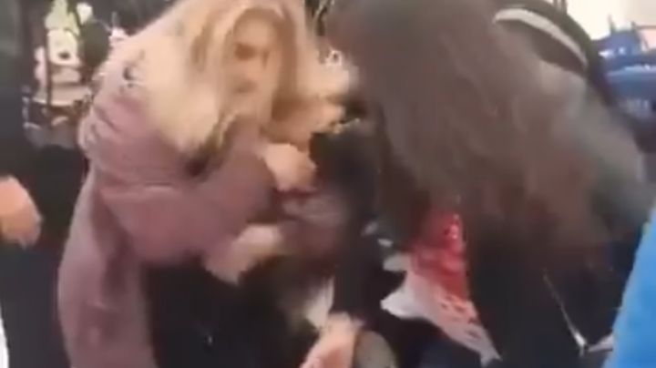 ‘Lady Pavo’: mujer desata riña por intentar colarse a la fila en un supermercado | VIDEO