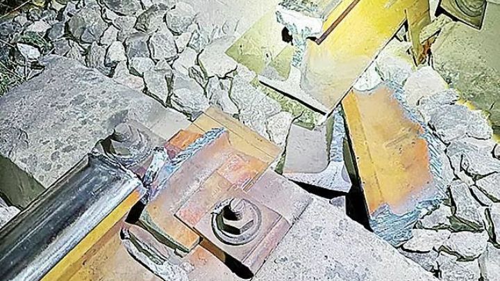 Locomotora estuvo a punto de descarrilar; cortan rieles de vías del tren en Guanajuato