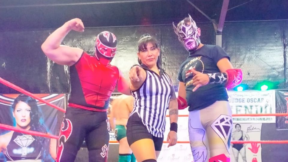 There Santos, de las pocas réferis mujeres en la lucha libre.
