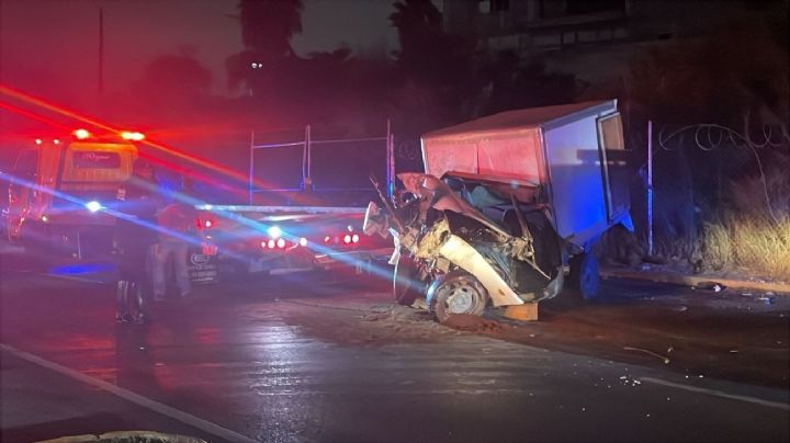Joven queda prensado en camioneta tras estrellarse contra un poste; fue sacado con maquinaria