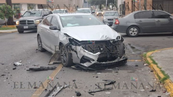 Mujer se pasa el alto y provoca choque en crucero de avenida Degollado e Iturbide