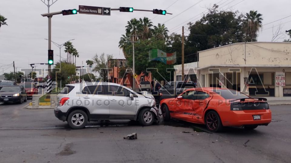 El chico confesó haberse saltado la luz roja, causando este accidente que solo quedó en daños materiales