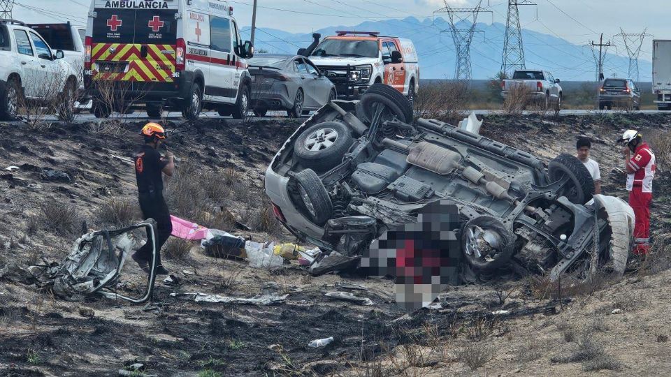 Uno de los cuerpos sin vida quedó afuera de la camioneta.