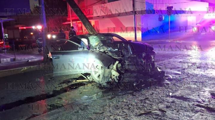 Conductor ebrio en Mustang causa fuerte choque; caída de poste y apagón a la colonia Roma