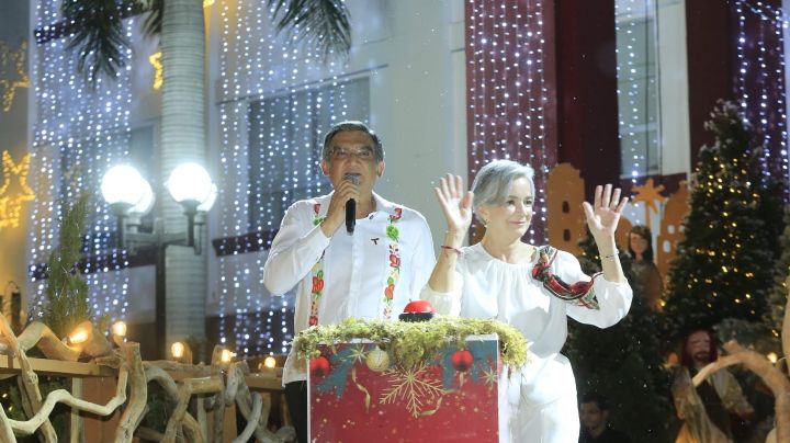 Gobernador de Tamaulipas encabeza el encendido del monumental  pino navideño