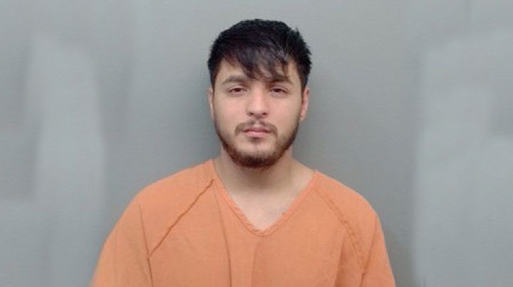 Se autonombra agente para poder ingresar a un antro con una menor de edad; lo detiene la policía