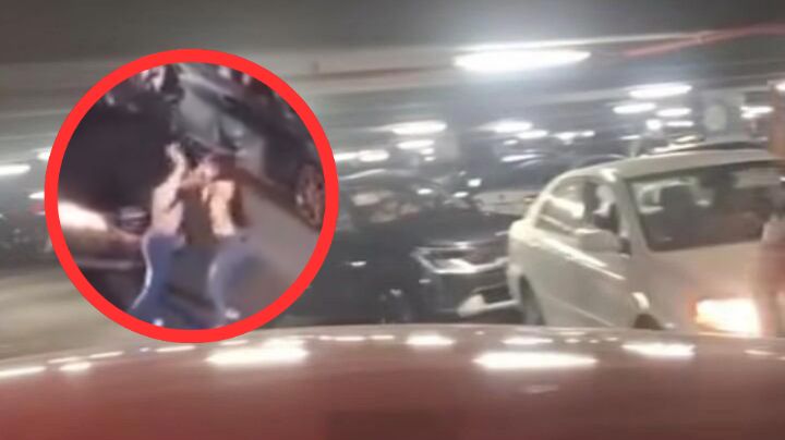MOMENTO EXACTO en que colapsa el tráfico en Galerías Monterrey; mujeres pelean