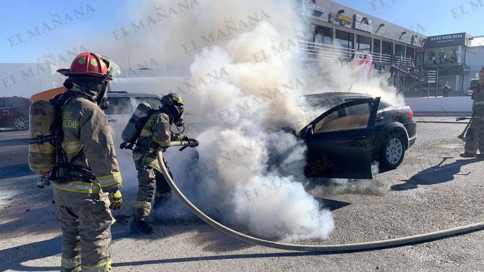 El auto fue apagado por los bomberos que sofocaron las llamas