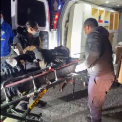 Hombre trata de robar cable, pero cae de poste de CFE; está grave