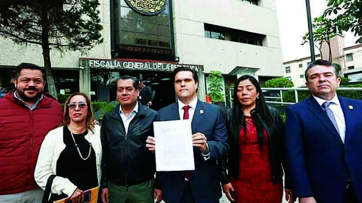 Pueblo exige no impunidad a Cabeza de Vaca; entregan 100 mil firmas